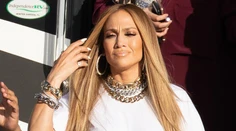 J Lo v čudnom outfite. Kam až siahajú jej nohavičky?
