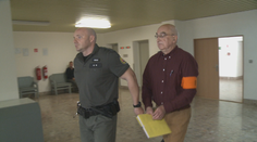 Kanadského profesora, ktorý mal v osade zneužiť dievča, obžalovali z ďalších zločinov