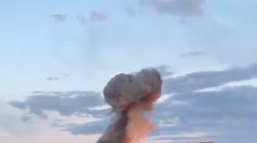 Dva výbuchy otriasli Kyjevom. Jedna zo striel zasiahla obytný dom, hlásia zranených