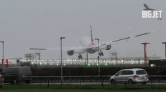 VIDEO: Nebezpečné pristátie sledovali so zatajeným dychom. Pilot si musel poradiť so silným vetrom