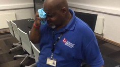 Nádherné gesto britských študentov. Upratovača ním dojali k slzám