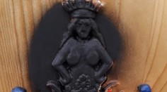 Zneuctili erb Veľkých Kozmáloviec, niekomu sa nepáčil odhalený dekolt