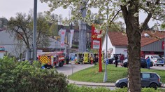 Čakali v rade na zmrzlinu, keď do nich vrazilo auto. Po nehode v Česku hlásia osem zranených vrátane detí