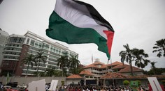 Stovky Palestínčanov sa dostali do potýčiek s políciou, hlásia prvé obete
