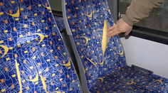 Vandal dôchodca vyčíňal vo viac ako v 50 autobusoch. Teraz sa ukázal na polícii