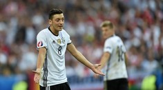 Ďalšiu asistenciu už nepridá. Mesut Özil sa rozlúčil s profesionálnou kariérou