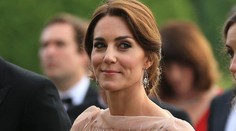 Aj pre toto majú Kate všetci radi. Obliekla si staré šaty a vyzerala krásne