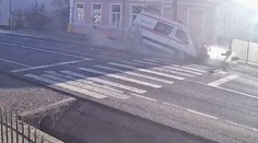 VIDEO: Desivá nehoda sanitky s pacientom. Zrážke s osobným autom predchádzala séria chýb