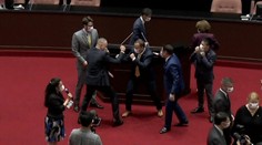 Slovenskí politici sa „bili“ v taiwanskom parlamente. Vysvetlili prečo