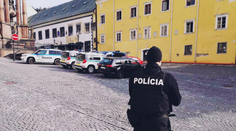 Poplach v Banskej Štiavnici. Anonym sa vyhrážal bombovými útokmi na základnej škole