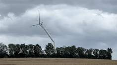 VIDEO: Obrovský vietor zlomil v Nemecku veternú turbínu. Zrútila sa ako zápalka