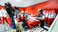 Zo zákulisia MS: Takto vznikajú dresy, ako dlho trvá výroba jedného?