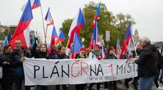 V Česku ľudia zapaľovali sviečky aj protestovali. Len v Prahe bolo vyše 20 zhromaždení