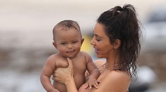 Konečne sa ukázala bez retuše. Kim sa hrala s deťmi na pláži