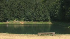 Obnažovanie pri tajchu sa niekomu nepáčilo. Nudisti v Banskej Štiavnici dostali pokutu