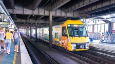 Matke sa prevrátil kočík s dvojčatami pod blížiaci sa vlak. Otec skočil za nimi, tragédii nedokázal zabrániť