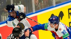 VIDEO: Neplač, pozri sa na skóre. Slafkovský Kazachov uzemnil asistenciou, päsťami i gestom