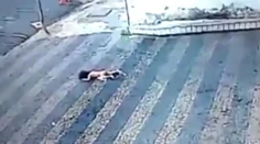 Dvojročné dievčatko vypadlo z okna. A stal sa zázrak