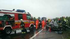 Na D1 pri Trenčíne v smere na Žilinu sa zrazili tri autá, diaľnicu uzavreli