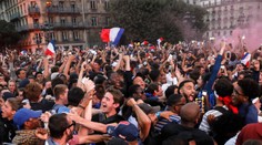 Ošiaľ vo Francúzsku. Paríž po postupe futbalistov do finále MS praskal vo švíkoch