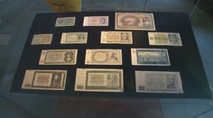 Vystavili unikátne bankovky, ktorými sme platili len niekoľko mesiacov