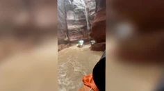 VIDEO: Zo skalného mesta Petra museli evakuovať stovky turistov. Silný dážď tam spôsobil bleskovú povodeň