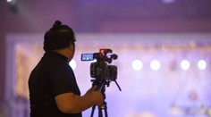 Kritizovaný poplatok sa netýka len influencerov. Spozornieť by mali napríklad aj kameramani či kaviarne