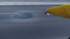 Autom vletel do diery, na ktorej chýbal kanalizačný poklop. Zúfalý muž sa už mesiace domáha preplatenia škody