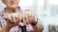 Muž vylákal od 91-ročnej ženy 7000 eur. Použil na to tento známy trik