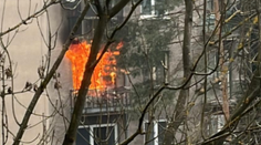 FOTO a VIDEO: Byt v Rožňave zachvátili plamene, dvoch zranených previezli do nemocnice