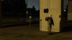 Obyvateľov mestečka desí strašidelný klaun. V noci sa potuluje po uliciach