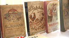 Už 30 rokov zbiera šlabikáre. Zbierka vás vráti do detských čias