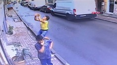 Mladý muž v Turecku zachytil batoľa, ktoré vypadlo z okna