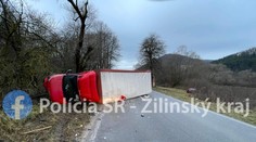 Prevrátený kamión pri Terchovej. Dopravu riadi polícia a žiada o trpezlivosť