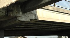 Vodičovi tyč z nadjazdu prepichla podvozok. Mal obrovské šťastie