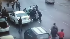 Čo dokáže, keď sa zomkne komunita. Pozrite sa, ako vykopali zlodejov z auta