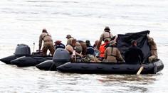 Potápači vytiahli z potopeného vraku prvé telo, medzitým identifikovali ôsmu obeť