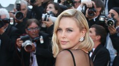 Charlize Theron zalovila v mladším vodách. Zbalila fešáka po slávnej kolegyni