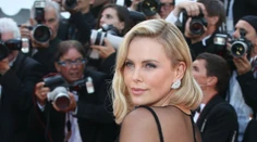 Charlize Theron zalovila v mladším vodách. Zbalila fešáka po slávnej kolegyni