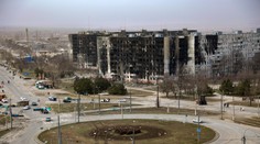 Mariupol padol. Podľa Zelenského je v súčasnosti nemožné vojensky odblokovať prístavné mesto