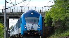 Muž chcel zachrániť psa, ktorý vbehol do koľajiska. S vážnymi zraneniami je v nemocnici v Plzni