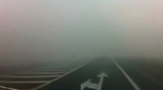 Vodiči na to často zabúdajú a ohrozujú ostatných. Viete kedy môžete použiť hmlovky?