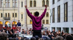 Vytrhli mu vlasy a skákali po aute. Youtuber prežil peklo pri vlastných fanúšikoch. Čo je to davová psychóza?