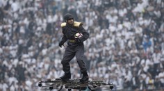 Novinka na futbalovom zápase: Loptu priniesol na ihrisko lietajúci muž