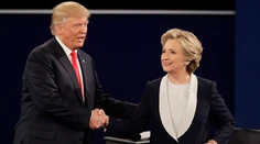 Trump tvrdí, že do Clintonovej mailov prenikla Čína hackerskými útokmi