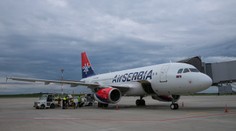 VIDEO: Dráma na belehradskom letisku. Lietadlo tam núdzovo pristálo s dierou v trupe