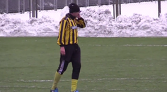 VIDEO: Obranca počas zápasu vytiahol mobil, no nerobil si selfie