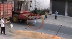 VIDEO: Chlapec sa druhýkrát narodil. Žacia lišta kombajnu minula jeho hlavu iba o centimetre
