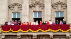 Kráľovská rodina na čele s Karolom pozdravila dav pred Buckinghamským palácom