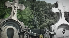 V dedine Hostie sa k sebe nakláňajú náhrobky nešťastných milencov